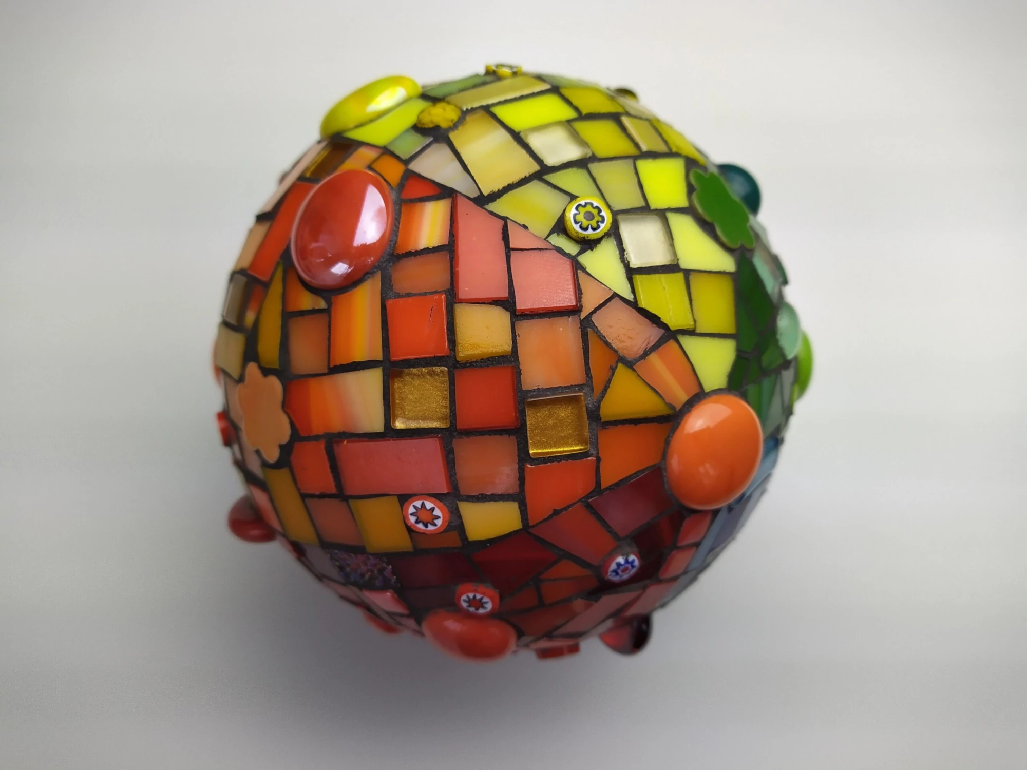 mosaic ball | "colorful" | handmade by Steinfugenzeit