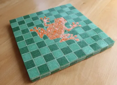 Frosch Topfuntersetzer Mosaikfrosch orange auf grün, Fliesen und Murano-Glas